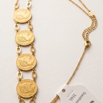 Collier chaîne dorée avec pendentifs pièces
