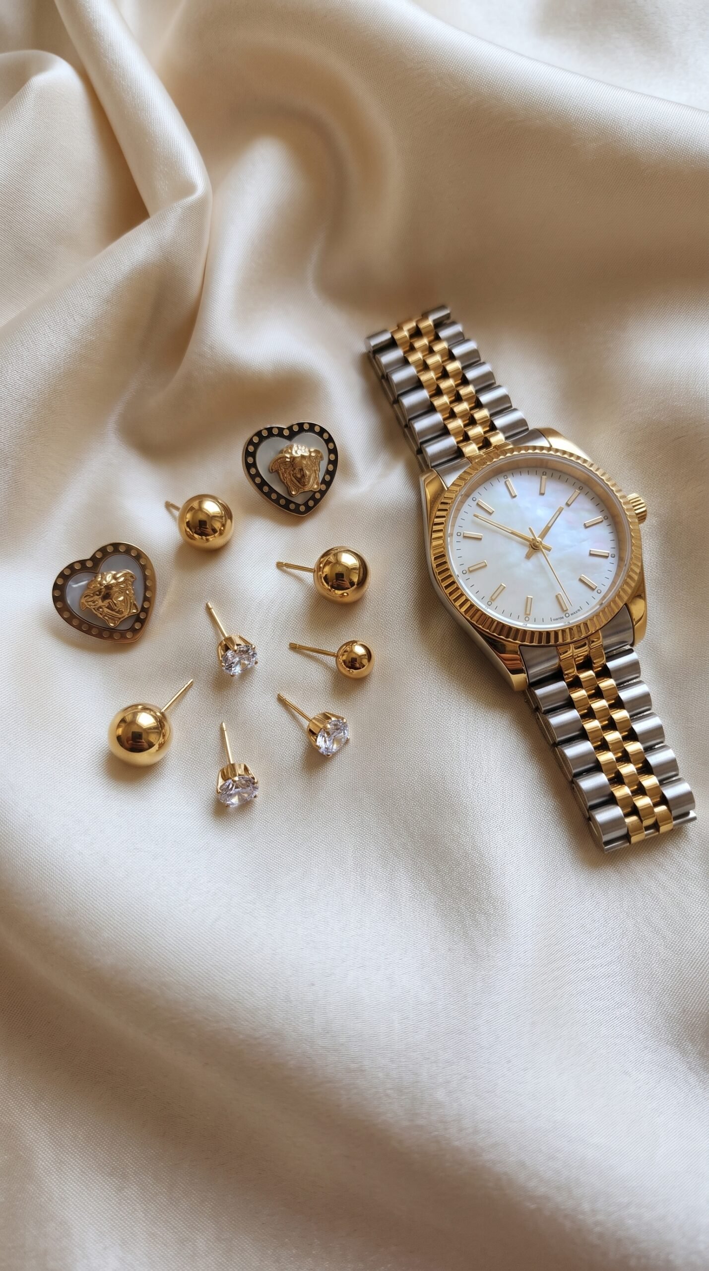 Boucles d'Oreilles Cœur Dorées avec Strass – Image 3