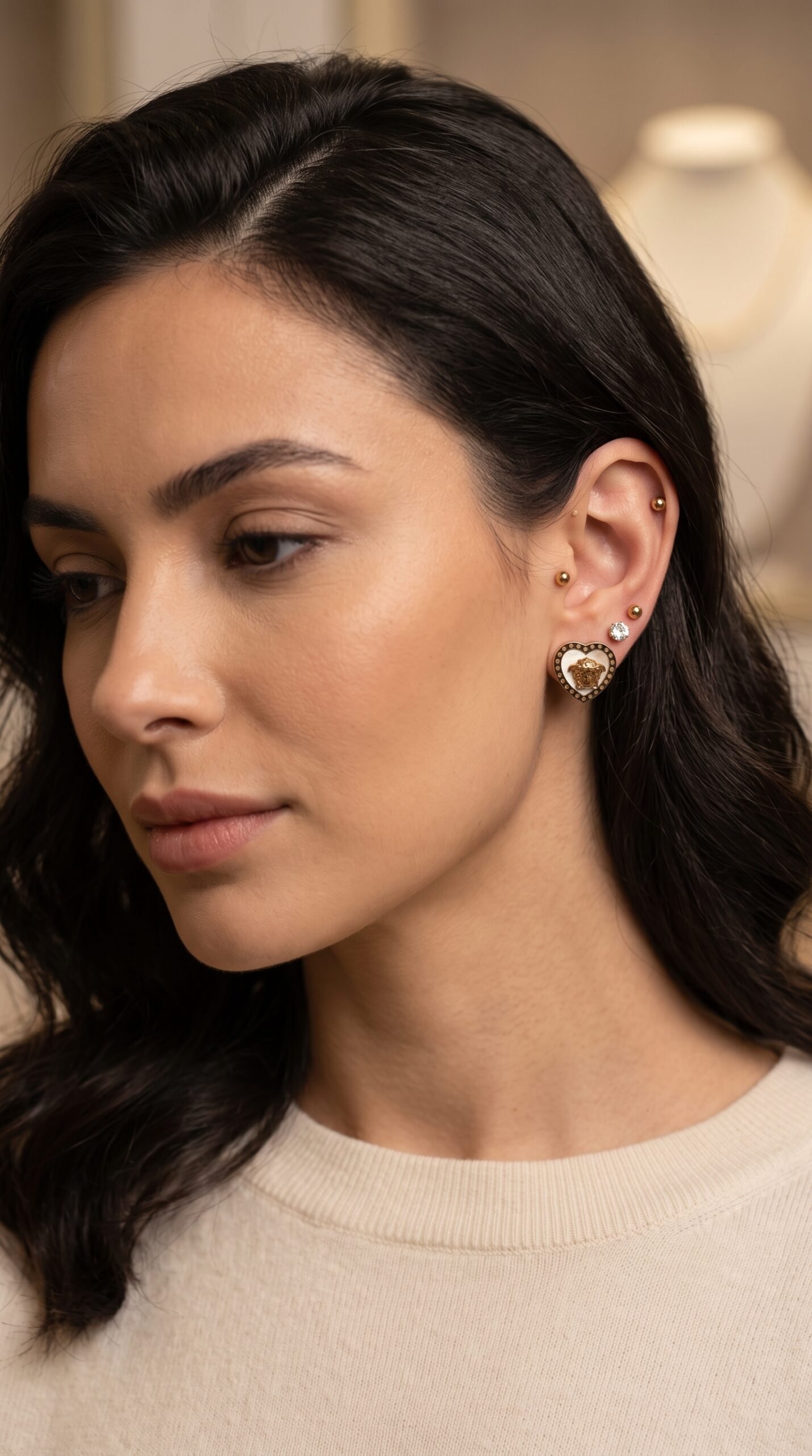 Boucles d'Oreilles Cœur Dorées avec Strass – Image 2